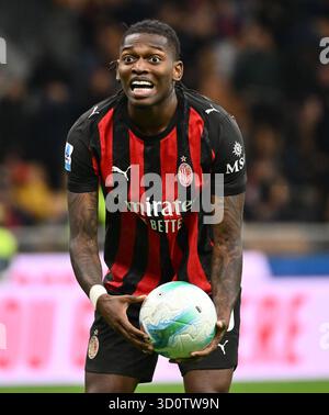 Milan, Italie. 24 octobre 2025. Rafael Leao, de l'AC Milan, réagit lors d'un match de football en série A entre l'AC Milan et Pise à Milan, Italie, 24 octobre 2025. Crédit : Alberto Lingria/Xinhua/Alamy Live News Banque D'Images