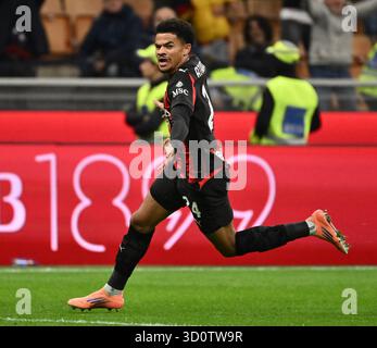 Milan, Italie. 24 octobre 2025. Zachary Athekame de l'AC Milan célèbre son but lors d'un match de football de Serie A entre l'AC Milan et Pise à Milan, Italie, 24 octobre 2025. Crédit : Alberto Lingria/Xinhua/Alamy Live News Banque D'Images