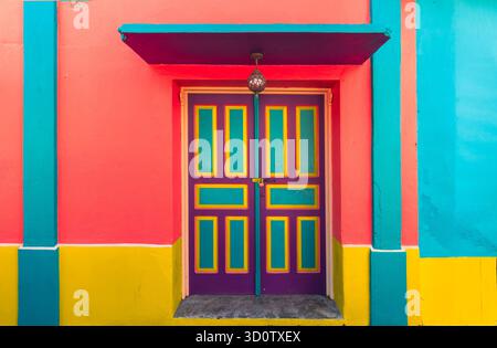 Architecture coloniale colorée du centre historique de Flores, Guatemala Banque D'Images