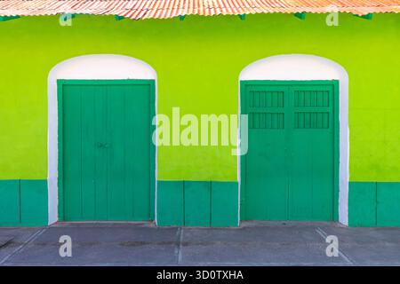 Architecture coloniale colorée du centre historique de Flores, Guatemala Banque D'Images