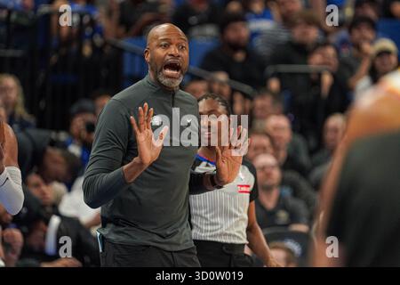 Orlando, Floride, États-Unis, Ocober 24, 2025, Jamahl Mosley, entraîneur-chef du Magic d'Orlando, au Kia Center. (Crédit photo : Marty Jean-Louis/Alamy Live News Banque D'Images