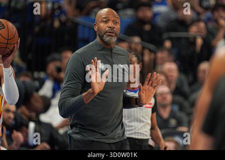 Orlando, Floride, États-Unis, Ocober 24, 2025, Jamahl Mosley, entraîneur-chef du Magic d'Orlando, au Kia Center. (Crédit photo : Marty Jean-Louis/Alamy Live News Banque D'Images