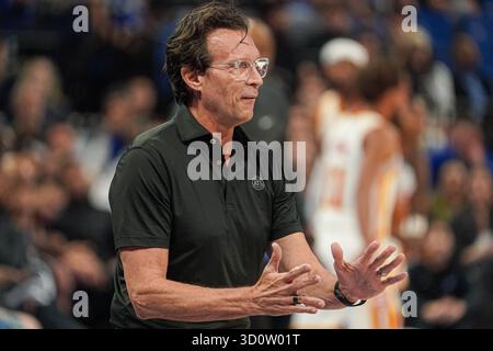 Orlando, Floride, États-Unis, Ocober 24, 2025, Quin Snyder, entraîneur-chef des Atlanta Hawks, au Kia Center. (Crédit photo : Marty Jean-Louis/Alamy Live News Banque D'Images