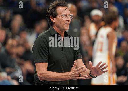 Orlando, Floride, États-Unis, Ocober 24, 2025, Quin Snyder, entraîneur-chef des Atlanta Hawks, au Kia Center. (Crédit photo : Marty Jean-Louis/Alamy Live News Banque D'Images
