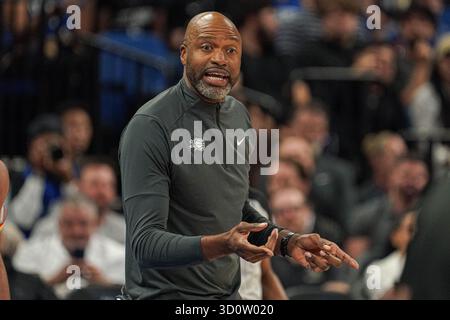 Orlando, Floride, États-Unis, Ocober 24, 2025, Jamahl Mosley, entraîneur-chef du Magic d'Orlando, au Kia Center. (Crédit photo : Marty Jean-Louis/Alamy Live News Banque D'Images
