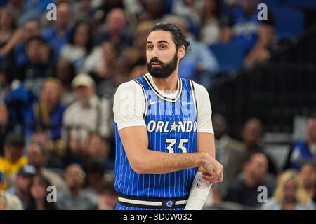 Orlando, Floride, États-Unis, Ocober 24, 2025, Orlando Magic Center Goga Bitadze #35 au Kia Center. (Crédit photo : Marty Jean-Louis/Alamy Live News Banque D'Images