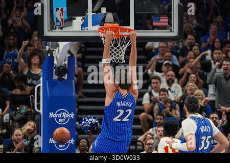 Orlando, Floride, États-Unis, Ocober 24, 2025, L'attaquant magique d'Orlando Franz Wagner #22 fait un dunk au Kia Center. (Crédit photo : Marty Jean-Louis/Alamy Live News Banque D'Images
