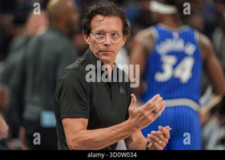 Orlando, Floride, États-Unis, Ocober 24, 2025, Quin Snyder, entraîneur-chef des Atlanta Hawks, au Kia Center. (Crédit photo : Marty Jean-Louis/Alamy Live News Banque D'Images