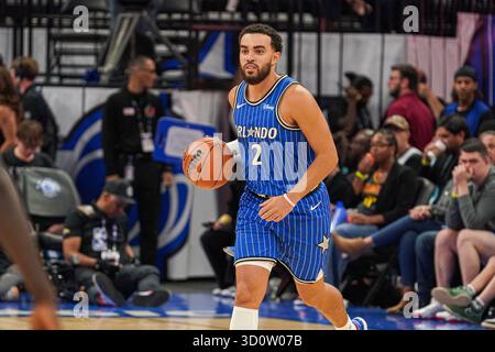 Orlando, Floride, États-Unis, Ocober 24, 2025, Tyus Jones #2 d'Orlando Magic avance au Kia Center. (Crédit photo : Marty Jean-Louis/Alamy Live News Banque D'Images