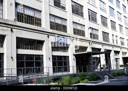 LOS ANGELES, CALIFORNIE - 23 OCT 2025 : Besties est la seule chaîne d'épicerie végétalienne des pays, située dans le bâtiment 2 dans LE RANG DTLA. Banque D'Images
