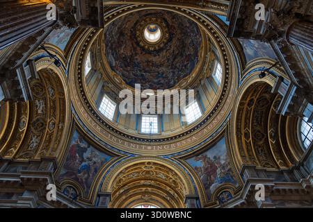 Vue intérieure du dôme de Sant’Agnese à Agone sur la Piazza Navona Banque D'Images