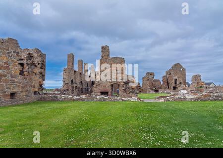 Ruines du palais du comte à Birsay, Orcades avec des cieux spectaculaires Banque D'Images