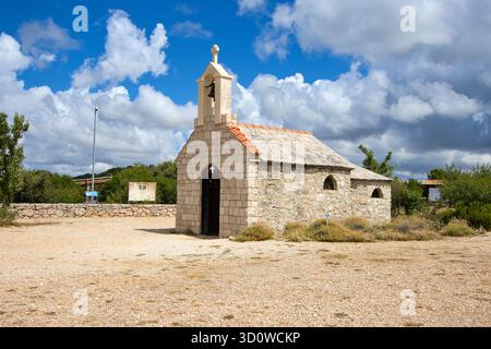 Église de tous les Saints (Crkva Svih Svetih) sur la colline de Kamenjak, parc naturel Vransko jezero, Radašinovci, Zadar, Croatie Banque D'Images