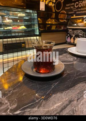 Verre en forme de tulipe turque avec thé Banque D'Images