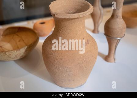 Pot d'argile historique au milieu de diverses collections de poteries, exposées dans un musée ou une exposition éducative Banque D'Images