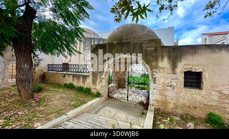 La mosquée Kara Musa Pacha est une mosquée ottomane historique située dans la ville de Réthymnon, sur l'île de Crète, en Grèce. Banque D'Images