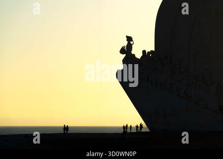 Padrão dos Descobrimentos em silhueta ao pôr do sol na margem do Tejo em Belém, Lisboa Banque D'Images