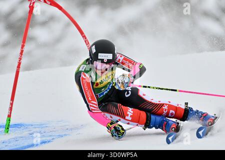 Soelden, Autriche. 25 octobre 2025. Soelden, Autriche, 25 octobre 2025. Britt Richardson du Canada en action lors de la première course de slalom géant féminin de la Coupe du monde de ski alpin Audi FIS course d'ouverture de saison sur le glacier Rettenbach à Soelden, Autriche. (Photo par Igor Kupljenik/Sports Press photo) crédit : SPP Sport Press photo. /Alamy Live News Banque D'Images