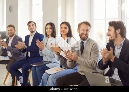 Les gens d'affaires applaudissent le succès dans Office Meeting Banque D'Images