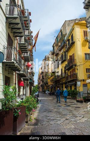 Une rue dans le quartier Kalsa de Palerme en Italie. Architecture sicilienne typique du XVIIe au début du XXe siècle. Les bâtiments sont dotés de balcons en fer forgé Banque D'Images