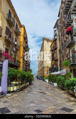 Une rue du quartier Kalsa de Palerme, en Italie, avec une architecture sicilienne typique du XVIIIe au début du XXe siècle avec une vue directe sur la Cala Banque D'Images