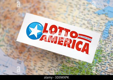 KIEV, UKRAINE - 22 OCTOBRE 2025 logo de la société de loterie Lotto America sur la carte des États-Unis Fermer Banque D'Images