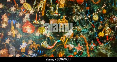 Décorations vintage de sapin de Noël de la fin du XIXe siècle. Arbre de Noël avec de nombreux ornements, y compris une horloge, un cheval et un homme. Banque D'Images