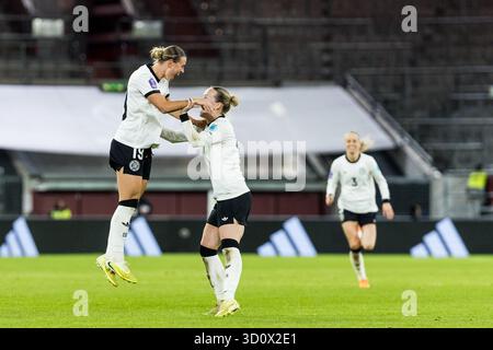 Duesseldorf, Allemagne. 24 octobre 2025. DUESSELDORF, ALLEMAGNE - 24 OCTOBRE : Klara Buehl (Allemagne, 19) célèbre avoir marqué le but 1 :0 avec Franziska Kett (Allemagne, 17) lors de la demi-finale de la Ligue des Nations féminines de l'UEFA opposant Allemagne vs France à la Merkur Spiel Arena le 24 octobre 2025 à Duesseldorf, Allemagne. Crédit : dpa/Alamy Live News Banque D'Images