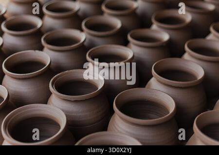 Pots d'argile fraîche séchant. Vue aérienne des pots en argile. Pots en argile disposés en rangées dans une poterie Banque D'Images