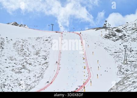 Soelden, Autriche. 25 octobre 2025. Soelden, Autriche, 25 octobre 2025. La course féminine de slalom géant de la Coupe du monde de ski alpin Audi FIS course d'ouverture de saison sur le glacier Rettenbach à Soelden, Autriche. (Photo par Igor Kupljenik/Sports Press photo) crédit : SPP Sport Press photo. /Alamy Live News Banque D'Images