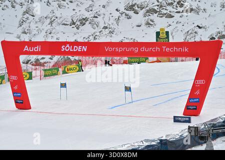 Soelden, Autriche. 25 octobre 2025. Soelden, Autriche, 25 octobre 2025. La course féminine de slalom géant de la Coupe du monde de ski alpin Audi FIS course d'ouverture de saison sur le glacier Rettenbach à Soelden, Autriche. (Photo par Igor Kupljenik/Sports Press photo) crédit : SPP Sport Press photo. /Alamy Live News Banque D'Images