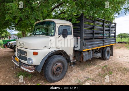 Vieux camion Mercedes-Benz l 911 sur une ferme en Namibie Banque D'Images