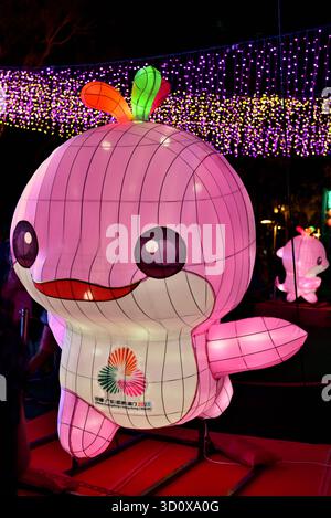 Lerongrong, mascotte officielle des 15èmes Jeux nationaux de la République populaire de Chine en course, éclairée à Victoria Park, Hong Kong Banque D'Images