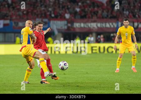 VIENNE, AUTRICHE - 7 JUIN : le roumain Vlad Chiriches se bat pour le ballon contre l'autrichien Marcel Sabitzer lors du match de qualification européenne de la Coupe du monde de la FIFA 2026 opposant l'Autriche à la Roumanie le 7 juin 2025 au stade Ernst Happel de Vienne, Autriche.250607 SEPA 19 067 - 20250607 PD20556 Banque D'Images