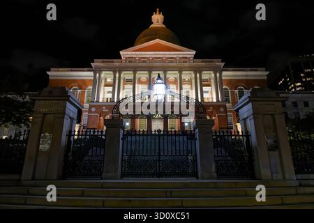 Entrée Bulfinch du Massachusetts State House sur Beacon St, Boston la nuit Banque D'Images