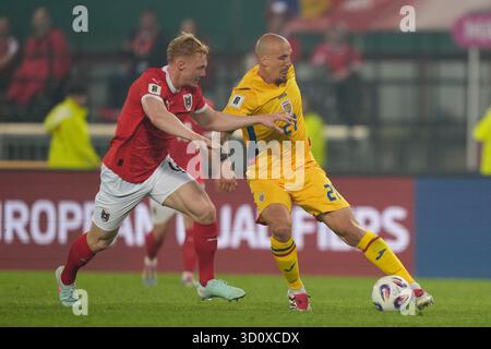 VIENNE, AUTRICHE - 7 JUIN : L'autrichien Nicolas Seiwald combat pour le ballon contre le roumain Vlad Chiriches lors du match de qualification européenne de la Coupe du monde de la FIFA 2026 opposant l'Autriche et la Roumanie le 07 juin 2025 au stade Ernst Happel de Vienne, Autriche.250607 SEPA 19 037 - 20250607 PD20585 Banque D'Images