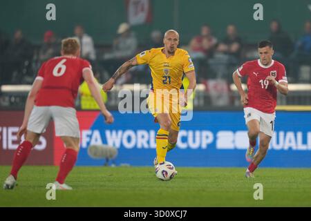 VIENNE, AUTRICHE - 7 JUIN : Vlad Chiriches, roumain, et Christoph Baumgartner, autrichien, en action lors du match des qualifications européennes de la Coupe du monde de la FIFA 2026 opposant l'Autriche à la Roumanie le 7 juin 2025 au stade Ernst Happel de Vienne, Autriche.250607 SEPA 19 034 - 20250607 PD20589 Banque D'Images