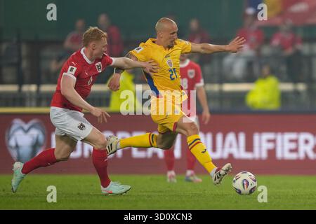 VIENNE, AUTRICHE - 7 JUIN : Nicolas Seiwald, autrichien, en duel avec Vlad Chiriches, roumain, lors du match de qualification européenne de la Coupe du monde de la FIFA 2026 opposant l'Autriche à la Roumanie le 07 juin 2025 au stade Ernst Happel de Vienne, Autriche.250607 SEPA 19 035 - 20250607 PD20588 Banque D'Images