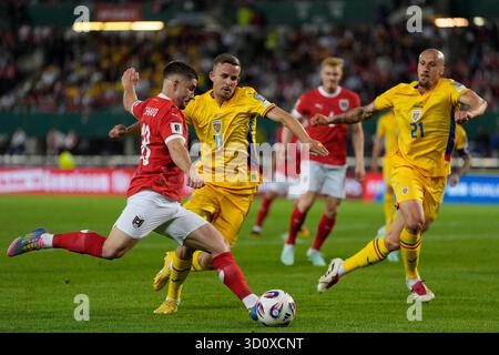 VIENNE, AUTRICHE - 7 JUIN : Romano Christian Schmid d'Autriche en action contre Nicusor Bancu de Roumanie et Vlad Chiriches de Roumanie lors du match de qualification européenne de la Coupe du monde de la FIFA 2026 opposant l'Autriche à la Roumanie le 7 juin 2025 au stade Ernst Happel de Vienne, Autriche.250607 SEPA 19 025 - 20250607 PD20598 Banque D'Images