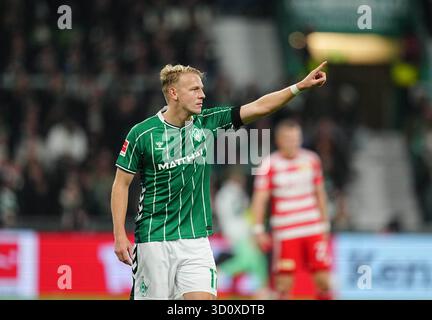 Brême Arena, Brême, Allemagne. 24 octobre 2025. Dzenan Pejcinovic de VfL Wolfsdurg gestes pendant un 1. Match de Bundesliga, Werder Bremen vs Union Berlin, à Brême Arena, Brême, Allemagne. Ulrik Pedersen/CSM/Alamy Live News Banque D'Images