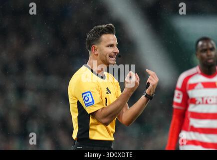 Brême Arena, Brême, Allemagne. 24 octobre 2025. Daniel Schlager Daniel Schlager regarde pendant un 1. Match de Bundesliga, Werder Bremen vs Union Berlin, à Brême Arena, Brême, Allemagne. Ulrik Pedersen/CSM/Alamy Live News Banque D'Images