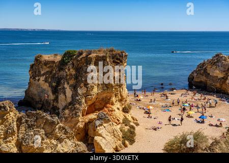 Plages sur la côte rocheuse de Ponta da Piedade, paysage côtier accidenté, juste à côté du centre-ville de Lagos, dans l'ouest de l'Algarve, Portugal Banque D'Images