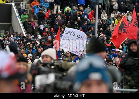 Soelden, Autriche. 25 octobre 2025. Soelden, Autriche, 25 octobre 2025. Spectateurs lors de la deuxième course de slalom géant féminin de la Coupe du monde de ski alpin Audi FIS sur le glacier Rettenbach à Soelden, Autriche. (Photo par Igor Kupljenik/Sports Press photo) crédit : SPP Sport Press photo. /Alamy Live News Banque D'Images