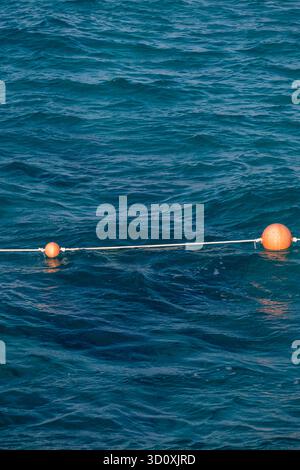 Bouées de sauvetage dans les eaux bleues de la Méditerranée, Côte Nord, Egypte Banque D'Images