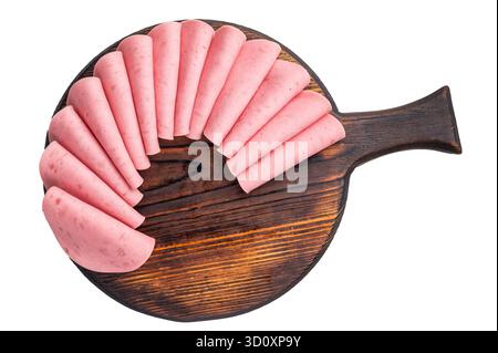 Les tranches d'ologna ou de Mortadella sont pliées en éventail et magnifiquement disposées sur une planche à découper en bois sombre et rustique Banque D'Images