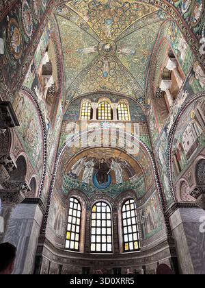 Vue verticale de l'intérieur de la mosaïque byzantine dans la basilique de San vitale avec la voûte d'Agnus Dei et le Christ dans l'abside, Ravenne, Italie. UNESCO. Banque D'Images