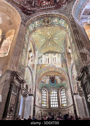 Vue intérieure du presbytère et de l'abside avec la majestueuse mosaïque intronisée du Christ dans la basilique de San vitale, Ravenne, Italie. UNESCO. Banque D'Images