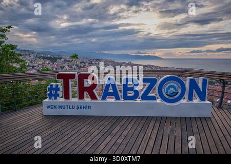Panoramique de la ville de Trabzon depuis la terrasse d'observation de Boztepe. C'est une ville sur la côte de la mer Noire au nord-est de la Turquie et capitale de la province de Trabzon. Banque D'Images