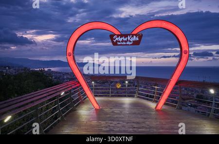 Panoramique de la ville de Trabzon depuis la terrasse d'observation de Boztepe. C'est une ville sur la côte de la mer Noire au nord-est de la Turquie et capitale de la province de Trabzon. Banque D'Images