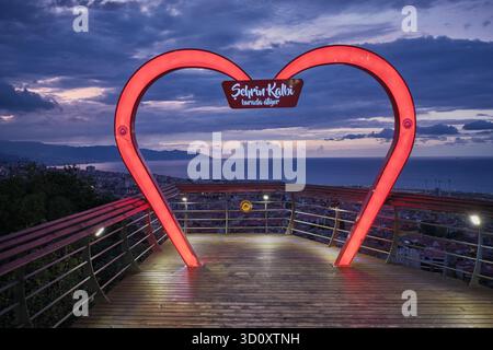Panoramique de la ville de Trabzon depuis la terrasse d'observation de Boztepe. C'est une ville sur la côte de la mer Noire au nord-est de la Turquie et capitale de la province de Trabzon. Banque D'Images
